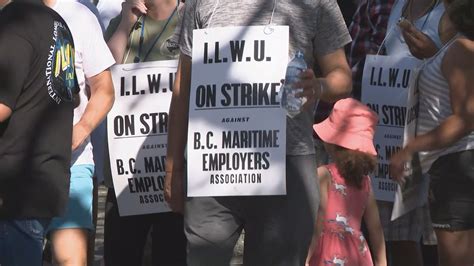 B.C. port strike: Feds hint at action after union rejects tentative deal